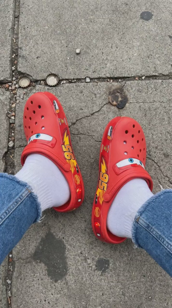 Customer wearing the Flash foam clog on a city sidewalk