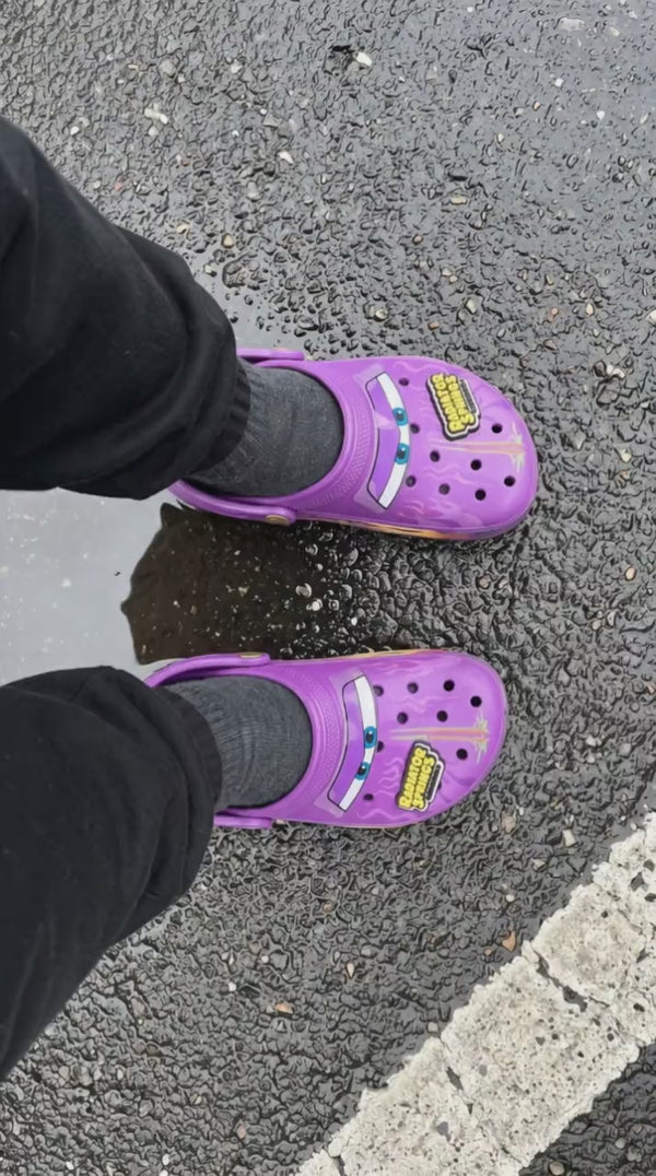 Customer wearing the Ramone foam clog on wet asphalt